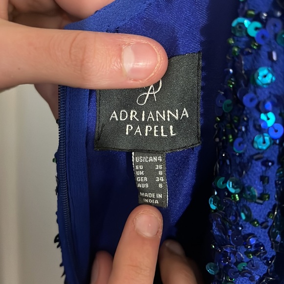 This is a stunner!! Blue and green sequin size 4 Adrianna Papell formal gown - Picture 6 of 7